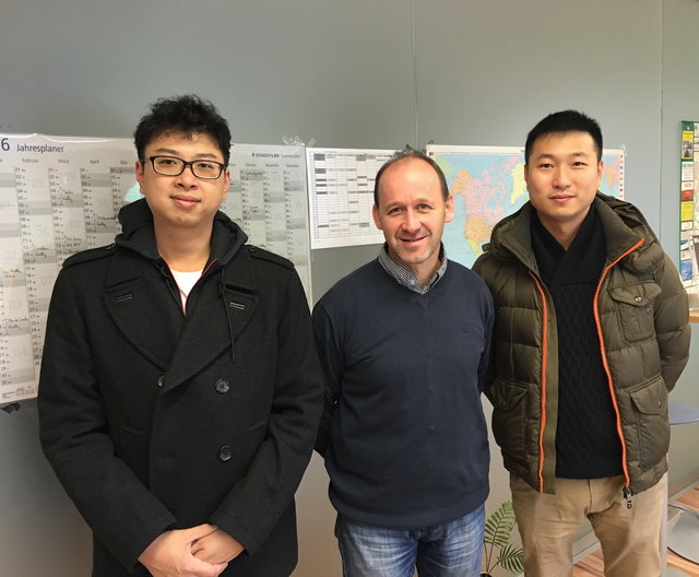 Manfred Stohl's STARD wählt EJE Engineering als offiziellen “K:FORCE China” Partner für Kia TCR und STARD entwickelte Aftermarket Produkte. Am Bild von links CTO Technischer Leiter Eddie Hughes, Manfred Stohl und Edmand Chan, Geschäftsführer "EJE Engineering"