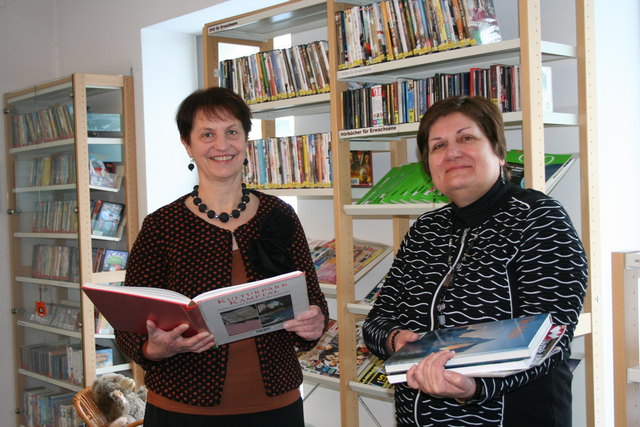 Bibliotheksleiterin Maria Regen und Bgm. Anna Steindl.