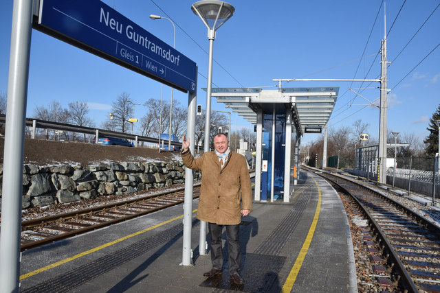 Hans Stefan Hintner beobachtet den Baufortschritt bei der renovierten Badner Bahn-Station Neu-Guntramsdorf.