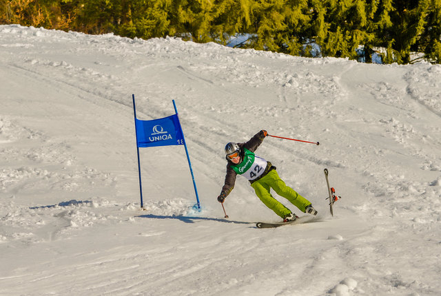Laut Reglement muss man mit einem Ski über die Ziellinie - also unnötigen Ballast ablegen :) (c)PHautz/WSV