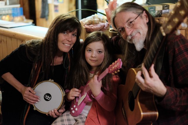 Gemeinsam mit Outi & Lee griff Astrid zur Gitarre und unterhielt die Gäste in der Hiasl Zirbenhütte | Foto: KK