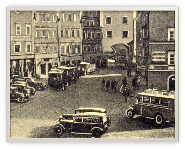 Von "Ungeheuern" war 1905 in einer Wochenzeitung die Rede. Gemeint waren die ersten Autos, die über den Stadtplatz fuhren.