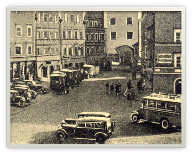 Von "Ungeheuern" war 1905 in einer Wochenzeitung die Rede. Gemeint waren die ersten Autos, die über den Stadtplatz fuhren. | Foto: Stadtarchiv