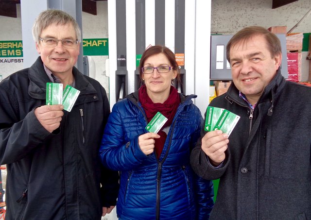 ÖAAB-Obmann Josef Stummer (re.) und Lagerhaus-Filialleiter Erich Gösweiner überreichen Annemarie Hönikl die Tankkarte.