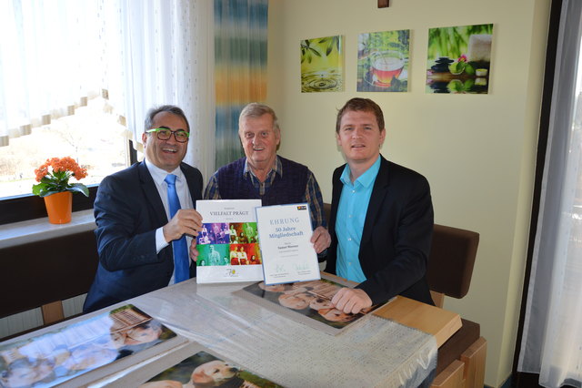 Norbert Sulyok (li.) und Bernhard Hirczy (re). würdigen die langjährige Treue von Werner Samer.