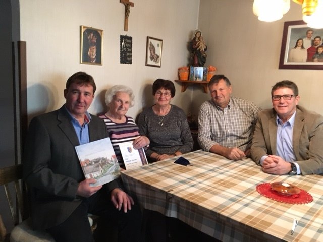 Gratulationen zum 93. Geburtstag: Bgm. Franz Wachter, Kamilla Wiesler, die Kinder Martha Krutzler und Eduard Wachter, sowie Gemeinderat Paul Wiesler