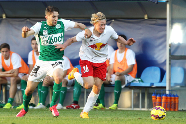 GROEDIG,AUSTRIA,29.MAY.15 - SOCCER - Sky Go Erste Liga, FC Liefering vs SV Mattersburg. Image shows Xaver Schlager (Liefering) and Markus Pink (Mattersburg). Photo: GEPA pictures/ Mathias Mandl - For editorial use only. Image is free of charge.