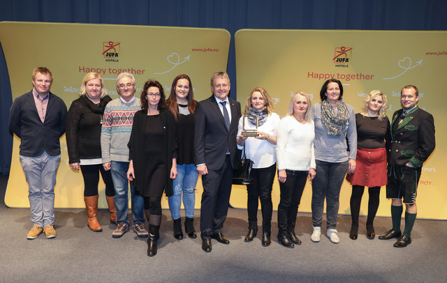 Camilla Maier, Managerin des JUFA Hotels Altenmarkt (4.v.l.) und ihr Team freuen sich über den ersten Platz in der JUFA-Jahreswertung. JUFA-Vorstand Gerhard Wendl (Mitte) und Regionalmanager Oliver Mühleder (re.) gratulieren.