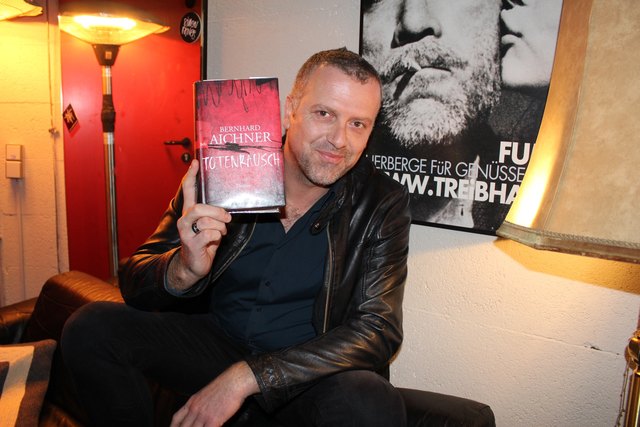 Bernhard Aichner mit seinem Buch "Totenrausch".