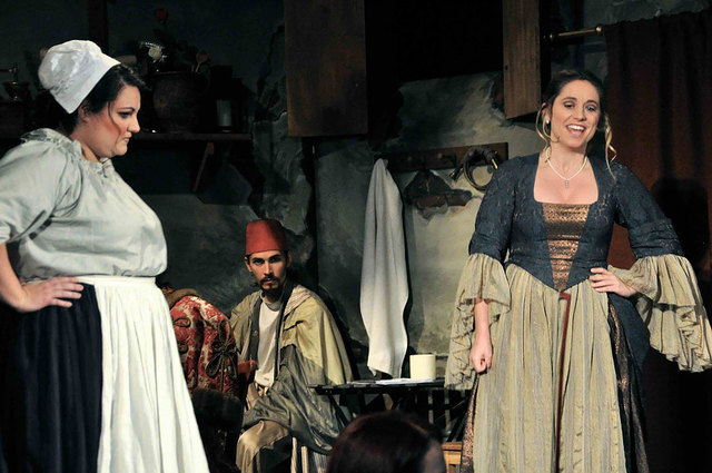 Szenenfoto aus der Oper »Die Taubenwirtin« mit Johanna Kräuter (re.) in der Hauptrolle