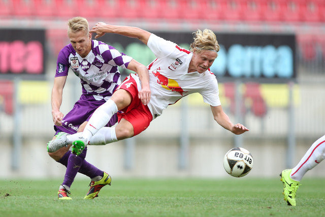 KLAGENFURT,AUSTRIA,24.JUL.15 - SOCCER - Sky Go Erste Liga, SK Austria Klagenfurt vs FC Liefering. Image shows Matthias Koch (A.Klagenfurt) and Xaver Schlager (Liefering). Photo: GEPA pictures/ Matic Klansek - For editorial use only. Image is free of charge.