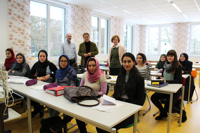 Landesrat Rudi Anschober (hinten Mitte) besuchte die Klasse für Flüchtlingsmädchen an der Fachschule Andorf.
