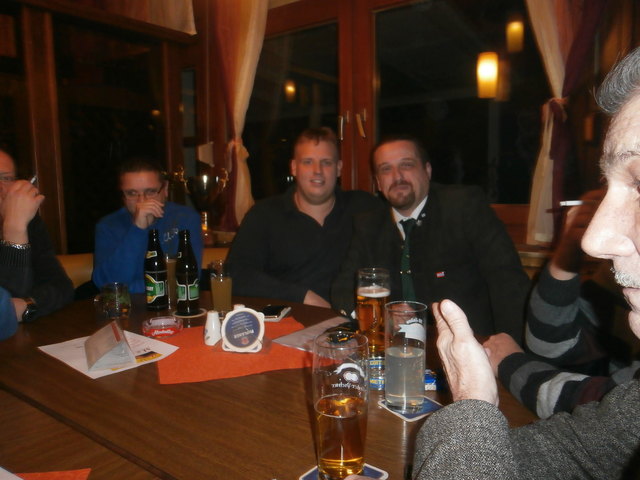 (in der Bildmitte:) Ortsparteiobmann Stv. GR Thomas Engel und Ortsparteiobmann GR Walter Gall