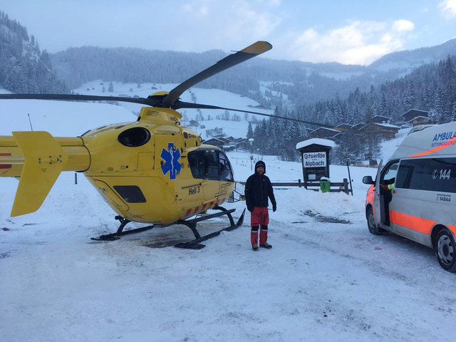 Im Dauereinsatz waren vor allem in den letzten Tagen die Notarzthubschrauber in Tirol. 
Zur Landung wird dabei fast jeder Platz von den erfahrenen Piloten genutzt, wie hier am Ortsende von Alpbach, wohin neben dem bodengebundenen Rettungsdienst auch der NAH "Heli 3" aus Langkampfen zu einem internen Notfall alarmiert wurde. | Foto: ZOOM.TIROL