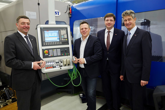 Innovation an der TU Graz: Infrastrukturminister Jörg Leichtfried, Wissenschaftsstadtrat Michael Ehmann, Institutsvorstand Franz Haas und Rektor Harald Kainz (v. l.).