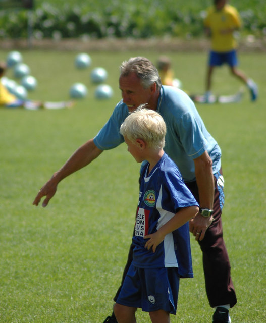 Xaver Schlager mit Trainer Robert Sara beim Didi Constantini Trainingscamp beim SC Ernsthofen