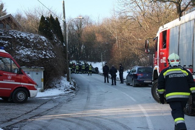 Warum sich das Auto überschlug ist derzeit noch unklar.