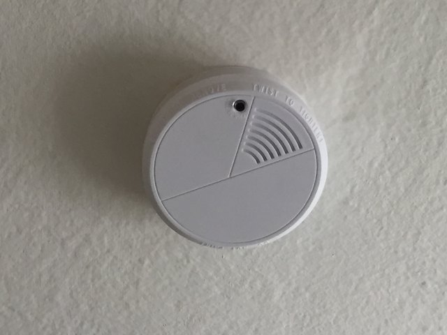 Der Rauchmelder konnte schlimmeres verhindern. Die Nachbarn hörten das Signal in der leeren Wohnung.