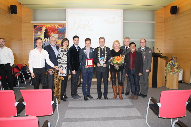 Musikschullehrer Siegmar Brecher, Bgm. Walter Krutis, Vizebgmin. Andrea Schlederer. LA René Lobner, Paralympics-Medaillengewinner Andreas Onea, Bgm. Fritz Quirgst, Ehrennadelträgerin Sieglinde Weiner, RK-Ortsstellenleiter Wolfgang Souvek, Pfarrer Peter Paskalis und RK-Bezirksstellenleiter Thomas Hasenberger.