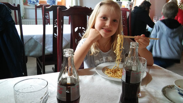 Mit Stäbchen richtig zu essen, muss man etwas üben. Claudia macht hier ihre Gesellen-Prüfung! :-)