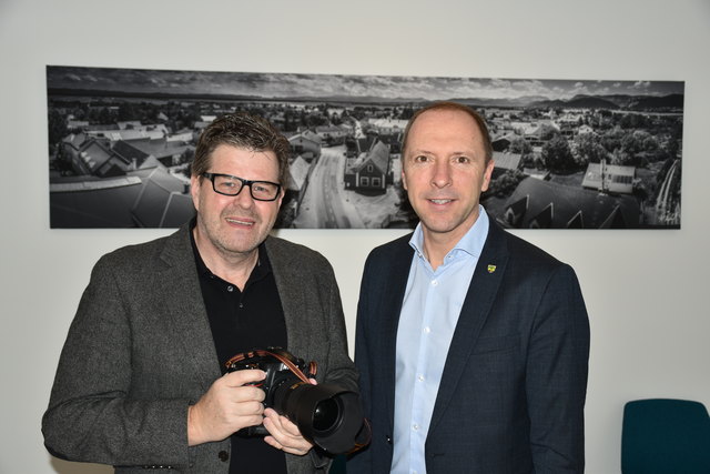 Große Bilder fürs neue Amtshaus: Weikersdorfs Bürgermeister Manfred Rottensteiner (r.) und Franz Baldauf.