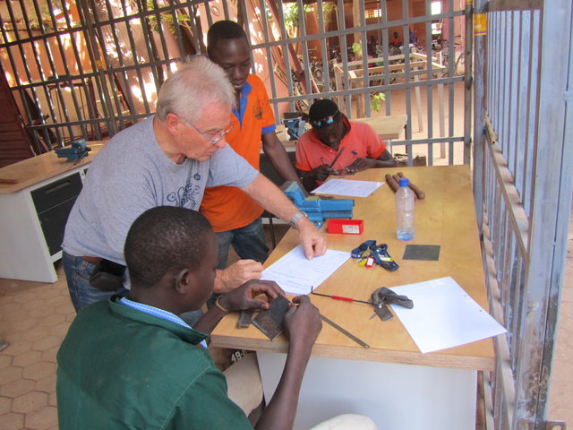 Entwicklungshelfer Uwe Schmidt mit seinen Lehrlingen in Burkino Faso.