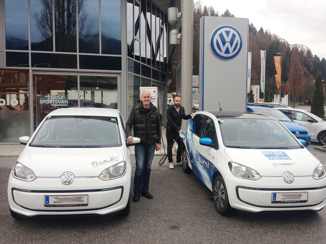 BB-Redakteur Peter Wieland (re.) lädt den VW e-up bei der Schnellladestation von Hans Vierthaler in Bischofshofen.