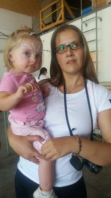 Die Rainfelderin Sabine Häupl mit Patientin Larissa.