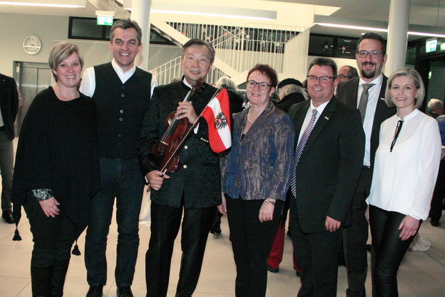 Annemarie Schöffl, Vzbm. Stefan Schöffl, Lui Chan, Heidi Fürst, Bgm. Herbert Fürst, Kulturreferent Christoph Meisinger und Manuela Meisinger (v. l.)