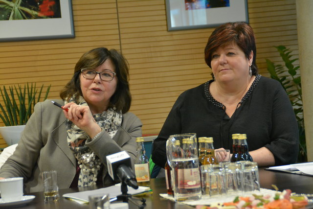 Obfrau Hildegard Reitberger und Barbara Gröters (re.) vom Kufsteiner Stadttheater.