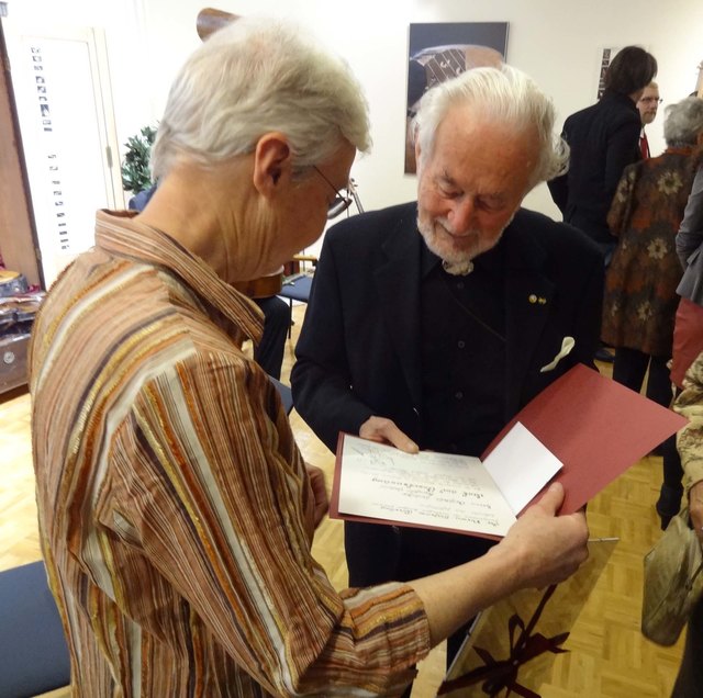 Christl Chlebecek überreichte Reinhold Gabriel die Urkunde. | Foto: Museum Kierling