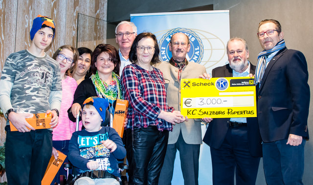 Von links: Die Schüler Bernhard, Laura und Lukas (ZIS Mattighofen), Andrea Sturm (Betriebsrätin KTM), Renate Reichinger (Schulassistentin ZIS Mattighofen), Josef Kirchsteiger (Kiwanis Club Salzburg-Rupertus), Maria Krastenbergs (Leitstellenvertretung ZIS Mattighofen),
Helmut Riedl (Kiwanis Club Salzburg-Rupertus), Friedrich Lackerbauer (Betriebsratsvorsitzender KTM) und Alfred Almesberger (Kiwanis Mattighofen).