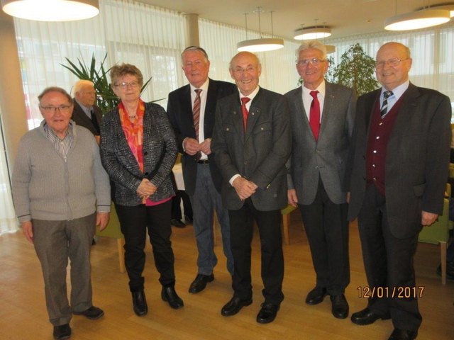 Die beiden Jubilare im Kreis des Vereinsvorstandes.