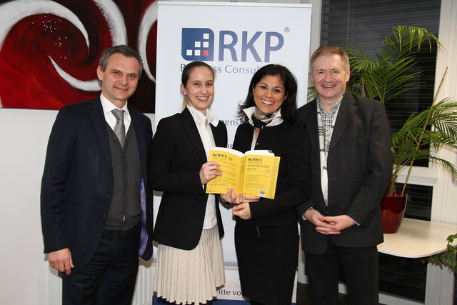 Notarin Marcella Handl (2.v.r.) und Dagmar Gruber mit den RKP-Geschäftsführern Franz Schnur und Johann Riegler.
