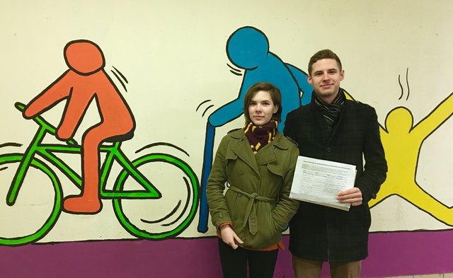 Das Sprecherteam Bernhard Granadia (22, rechts) und Veronika Hackl (15, links), beim Sammeln von Unterschriften beim Tullner Bahnhof für eine sichere Raddurchfahrt.