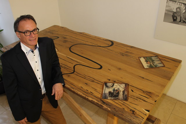 Hannes Pramberger aus Kirchdorf lässt außergewöhnliche Tische bauen und verhilft damit altem Holz zu neuem Leben.