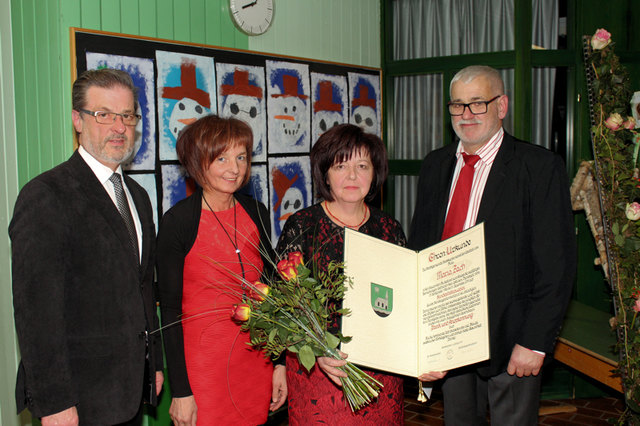 Reinigungskraft Maria Zach bekam eine Ehrenurkunde beim Neujahresempfang. | Foto: Cescutti