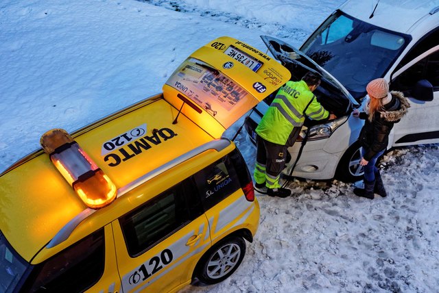 Starthilfe-Einsatz des ÖAMTC: Auch 2016 waren leere Batterien Pannenursache Nummer eins.