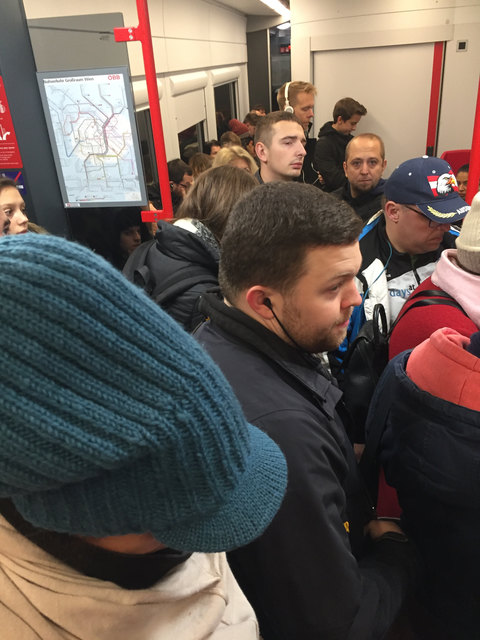 "Cityjet" vollgestopft mit Schülern