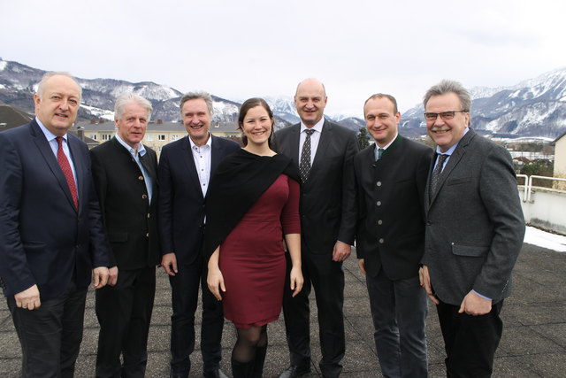 Bezirkshauptmann Dieter Goppold mit Helmut Wallner, Wolfgang Veitz, Julia Bauer, Christian Dörfel, Gerhard Schobesberger und Ewald Lindinger (von links).