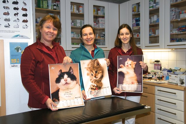 Katia Waitz, Birgit Hahn und Jasmin Thielmann präsentieren den liebevoll gestalteten Kalender.