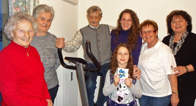 Die flotten und fitten Geburtstagskinder Maria Strasser, Maria Gösweiner und Walter Pölzgutter mit den Betreuerinnen Sandra Mühle mit ihrer Tochter Melina und Marianne Stocker sowie Bgm. Gabi Dittersdorfer (v.li.)