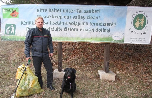 Hunde-Müll-Kontrollor Peter Herger samt eigenem Vierbeiner