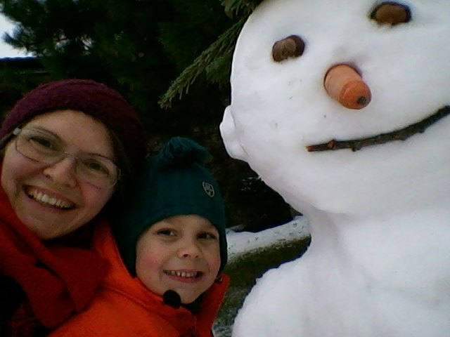 Auch die heutigen Schneemänner sind modern und machen Selfies