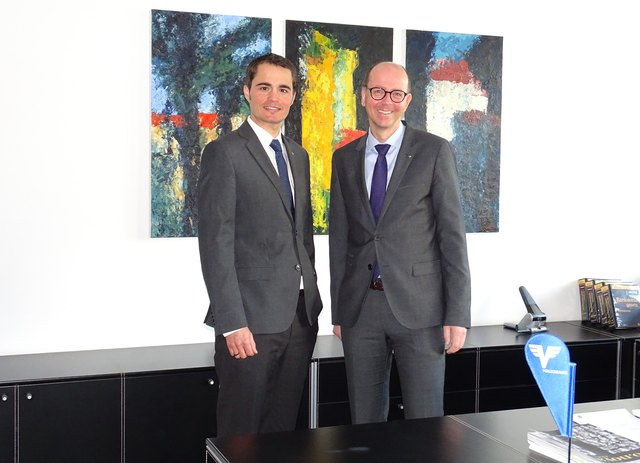Vorstandsdirektor Mag. Martin Holzer (re) vertraut Prok. Michael Jörg (li) die Regionalleitung für das Oberland an. Er folgt in dieser Funktion Mag. Daniel Koler nach, der aus gesundheitlichen Gründen neue Aufgaben in der Bank übernehmen wird.