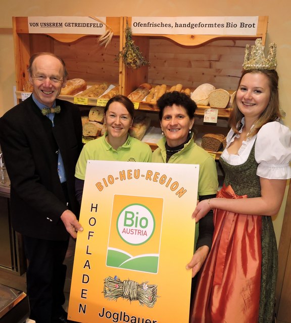 Mit einer neuen Hoftafel Heukönigin Magdalena I. Familie Hofer mit Obmann Keil. Gratulation zur großzügigen Gestaltung des neuen Hofladens.