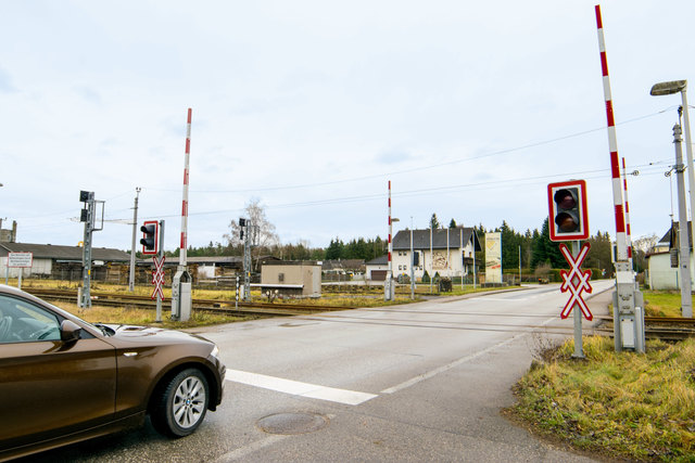 1,7 Millionen Euro fließen in die Erhöhung der Sicherheit an Eisenbahnkreuzungen, darunter jene in Edt, Stadl-Paura und Bad Wimsbach.