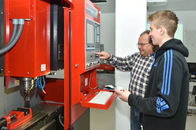 Die Schüler erhalten eine Ausbildung in den Lehrberufen Elektrotechnik, Elektronik, Mechatronik und Informationstechnologie.