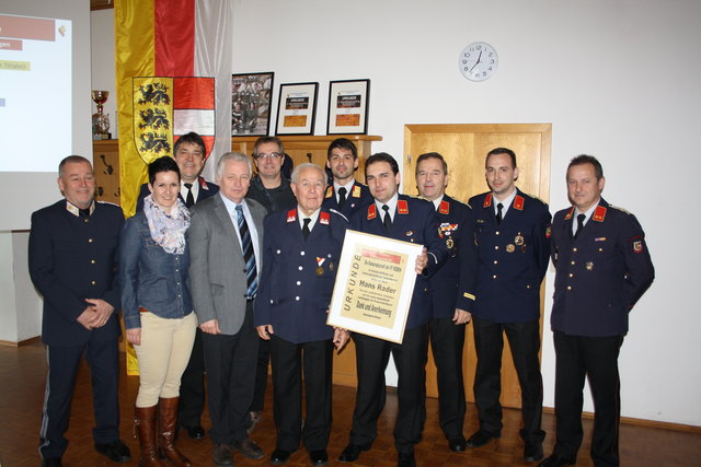 Kommandant Hubert Kreuz jun. (mit Urkunde) und Hans Rader (4. v. re.)