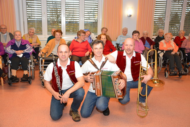 Die Kraftspender Hannes, Herbert und Fredi waren im Seniorenhaus Menda in Hartberg zu Gast und sorgten für einen musikalischen Nachmittag.